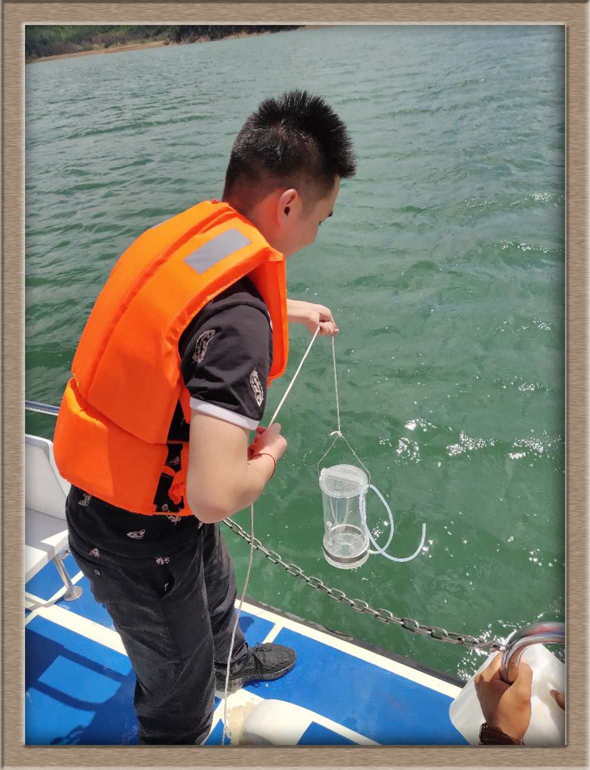 三等獎(jiǎng)14拍攝地點(diǎn)：滇池，內(nèi)容：勞動(dòng)者光彩（楊慧勤）700.jpg